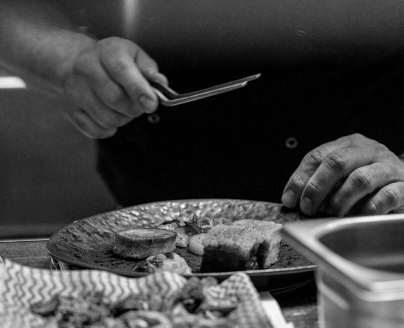 Kok van Gouds Glas bereidt een gerecht, restaurant Gouda
