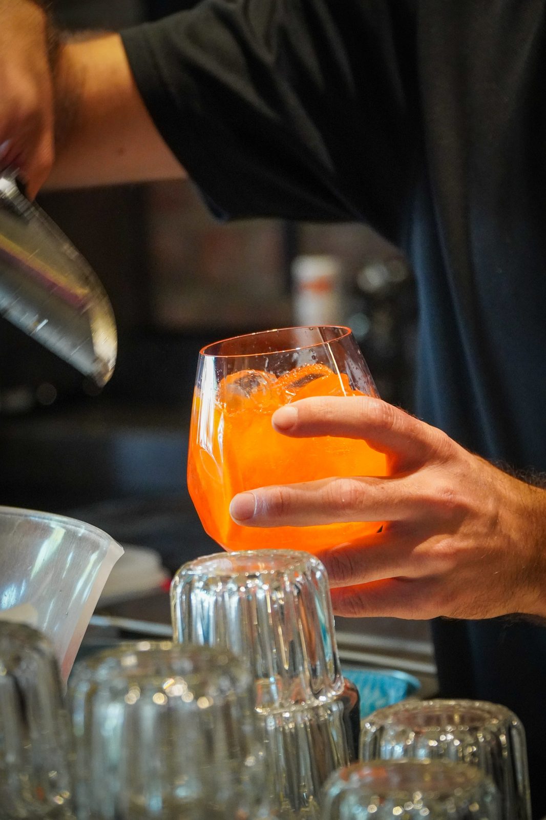Barman schenkt cocktail bij Gouds Glas, Gouda