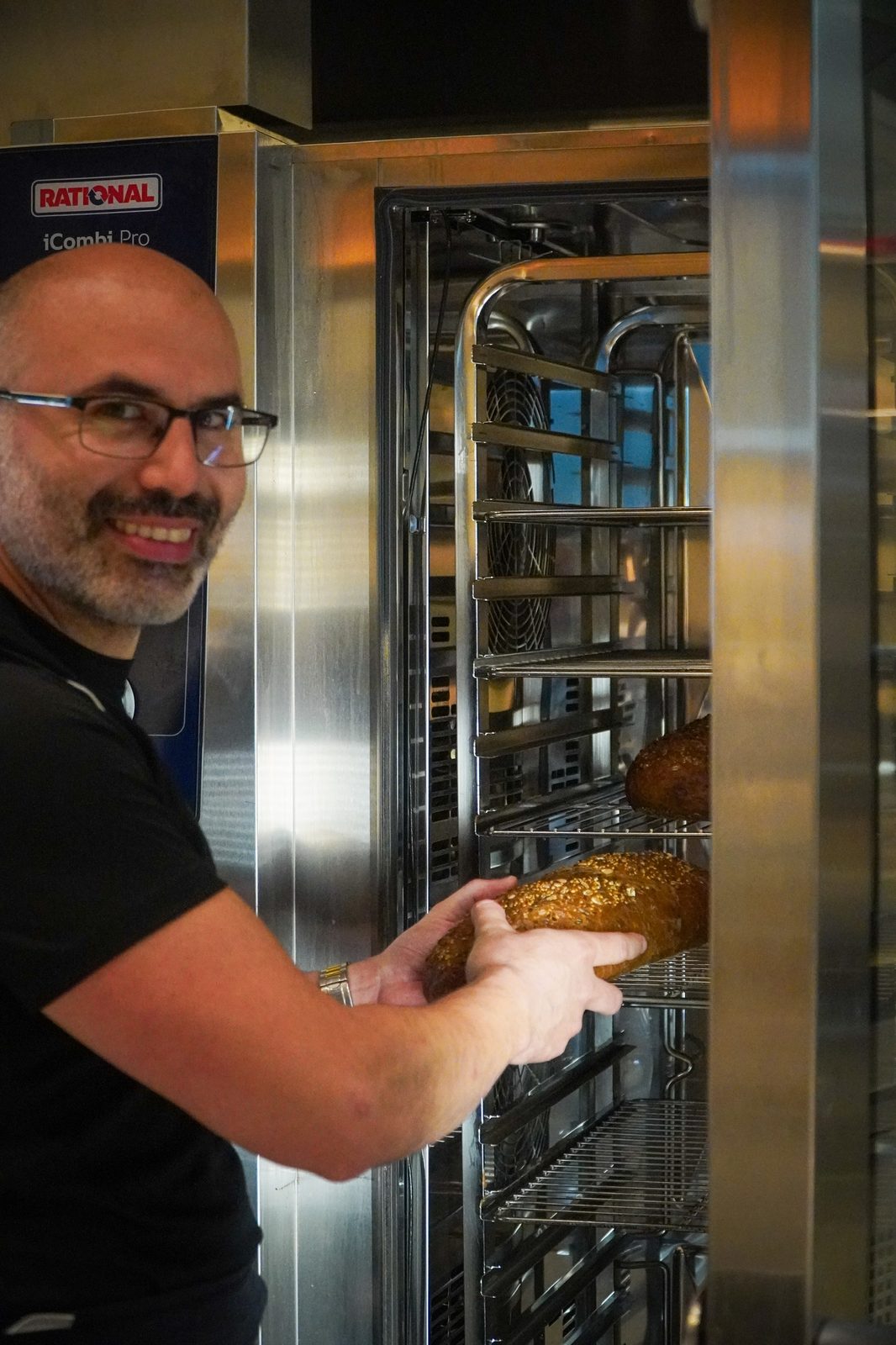 Chef van Gouds Glas haalt versgebakken brood uit de oven