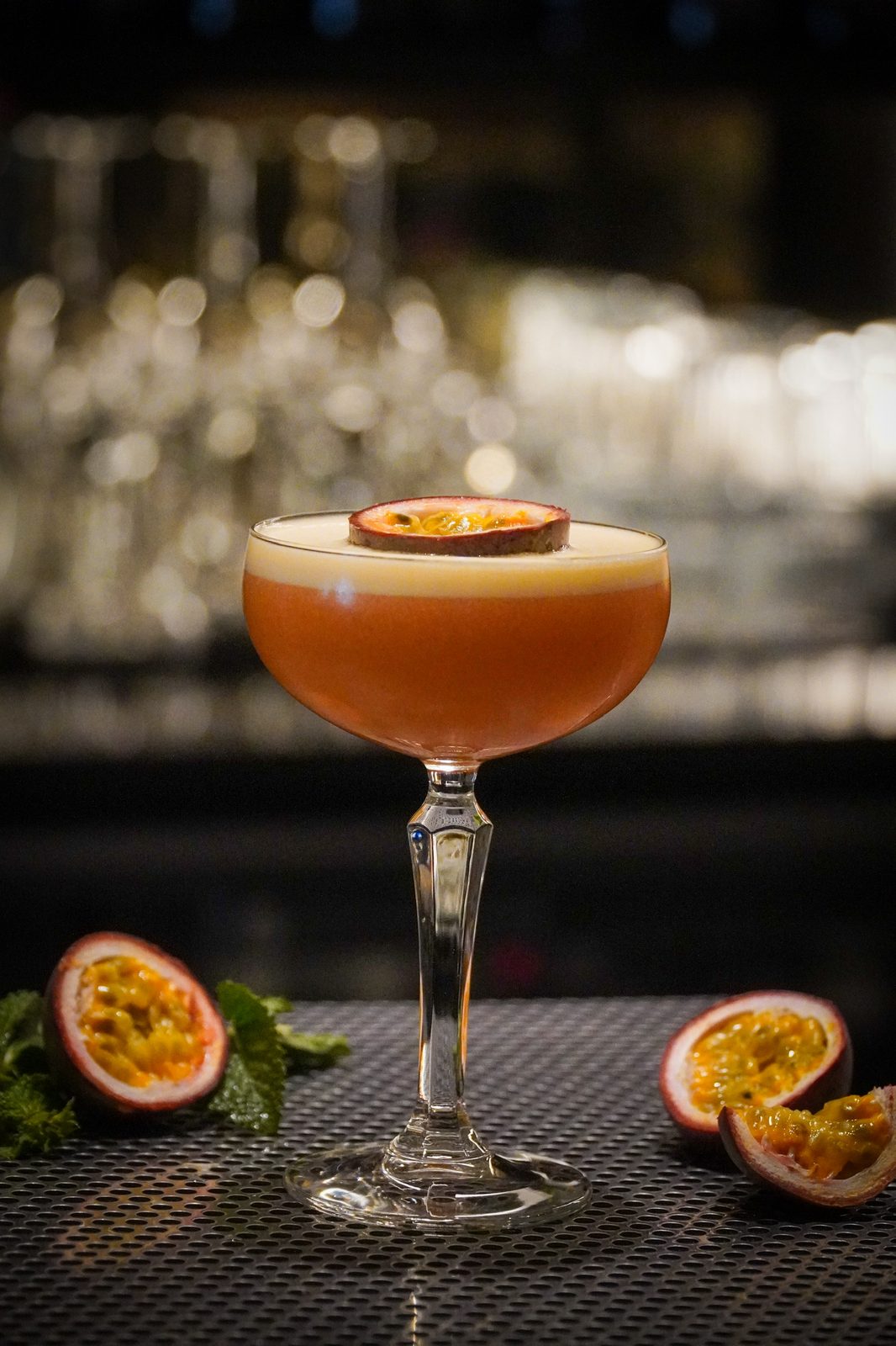 Passievrucht cocktail aan de bar van Gouds Glas Gouda