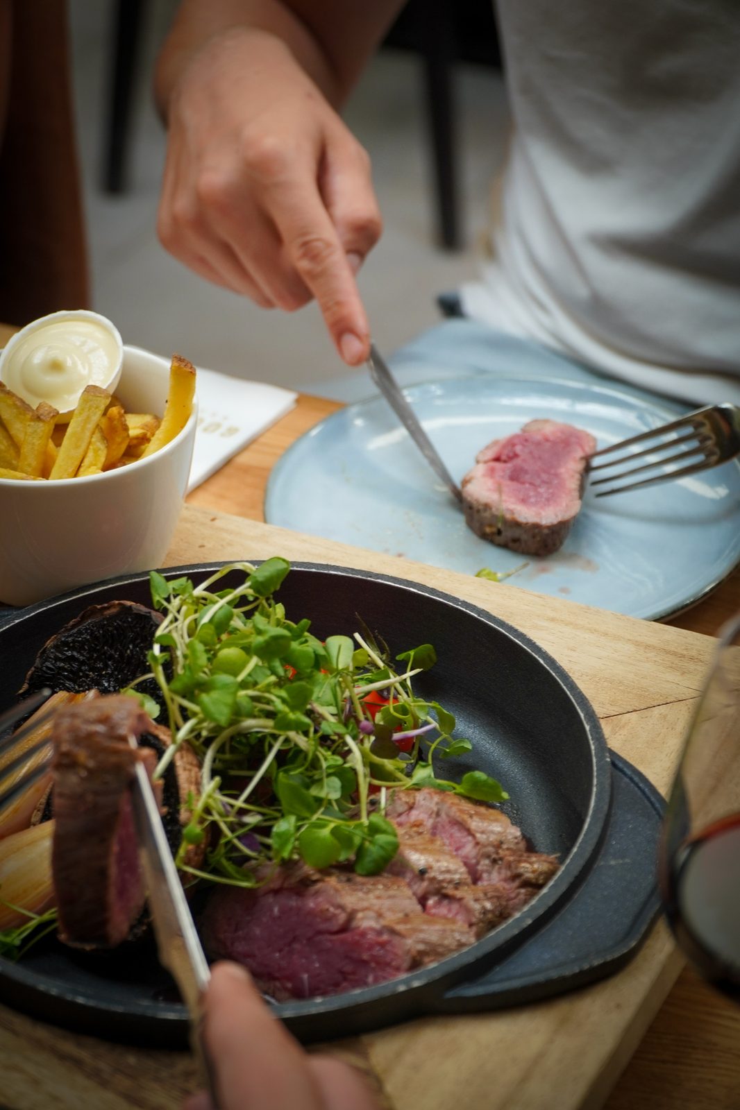 Diner bij Gouds Glas: biefstuk uit de houtskooloven