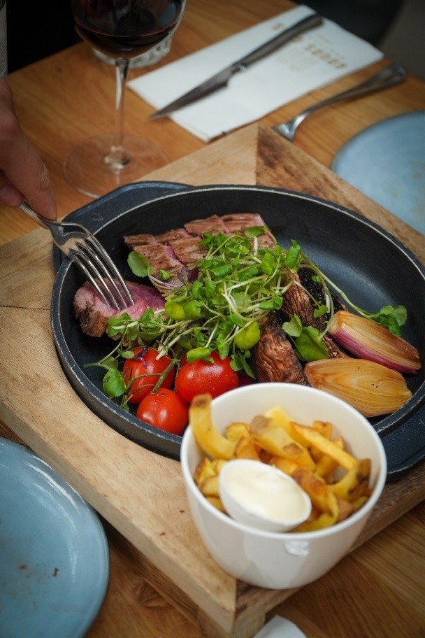 Diner bij Gouds Glas, biefstuk in gietijzeren pan, restaurant Gouda