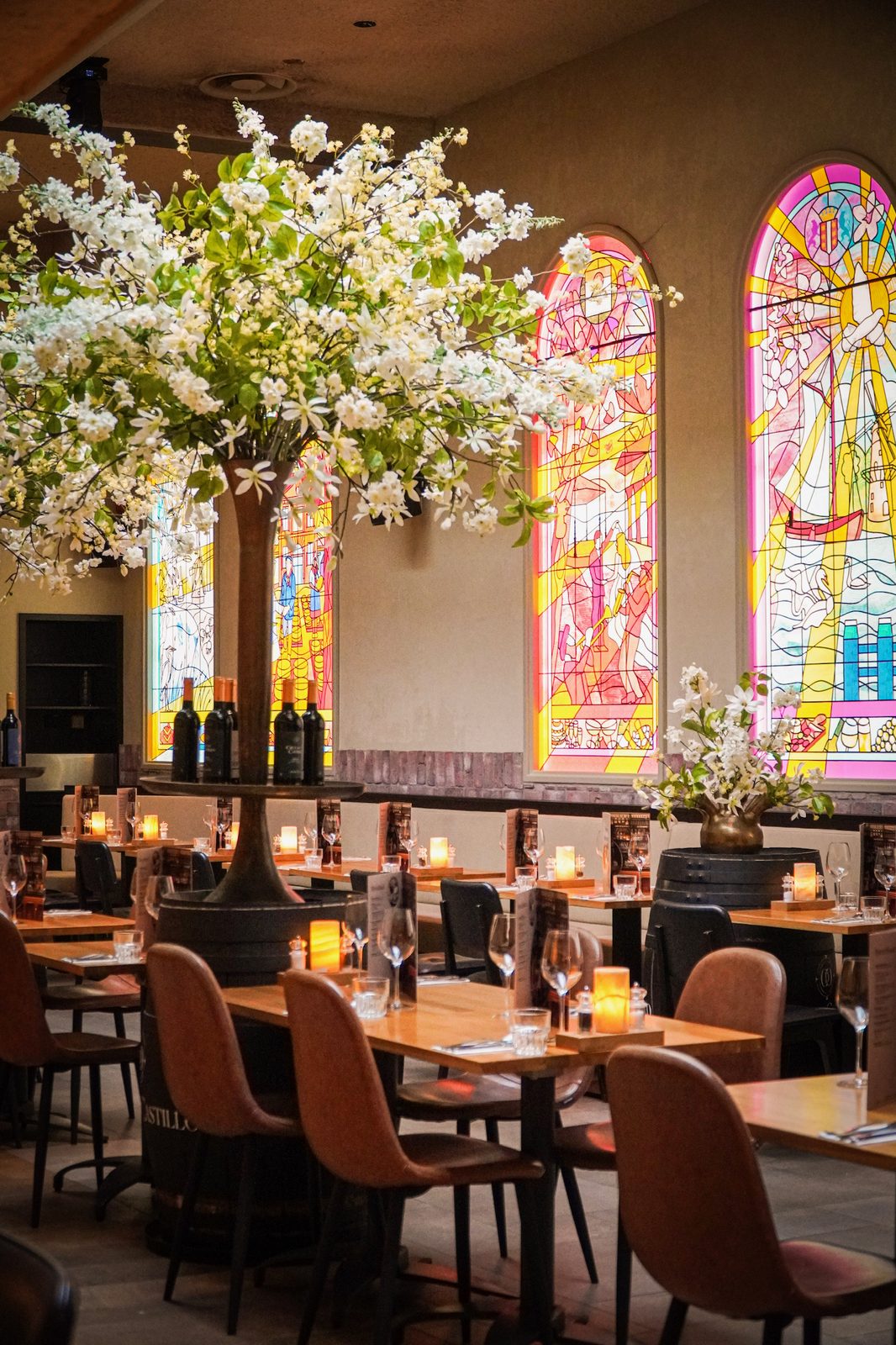 De iconische eetzaal van Gouds Glas met bloesemboom en glas-in-lood ramen