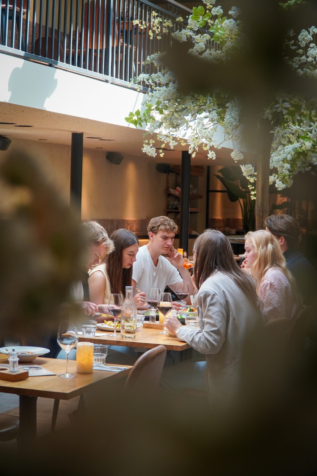 Groep gasten dineren gezellig samen bij Gouds Glas Gouda