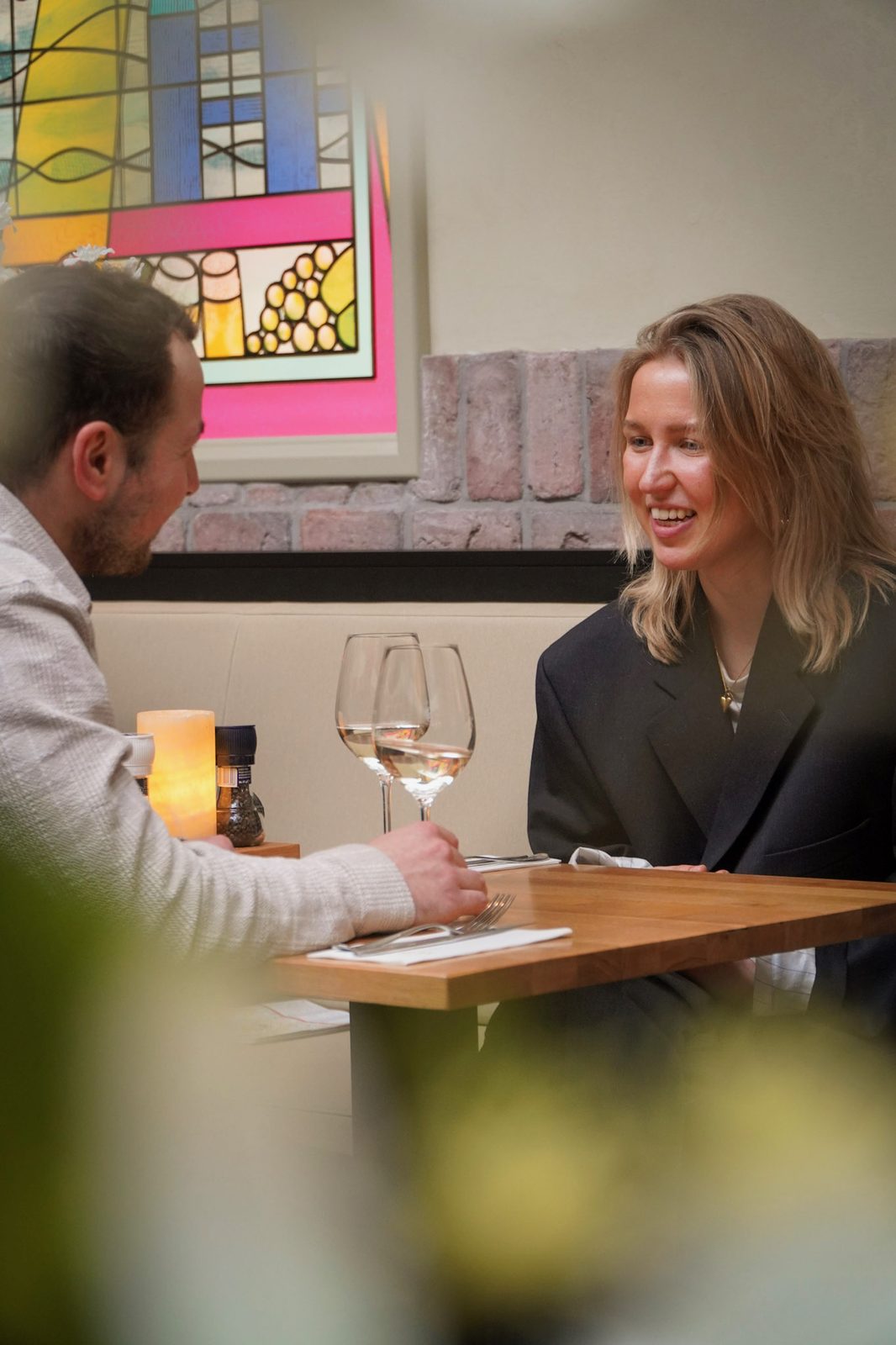 Sfeervol lunchen bij Gouds Glas, glas-in-lood op de achtergrond