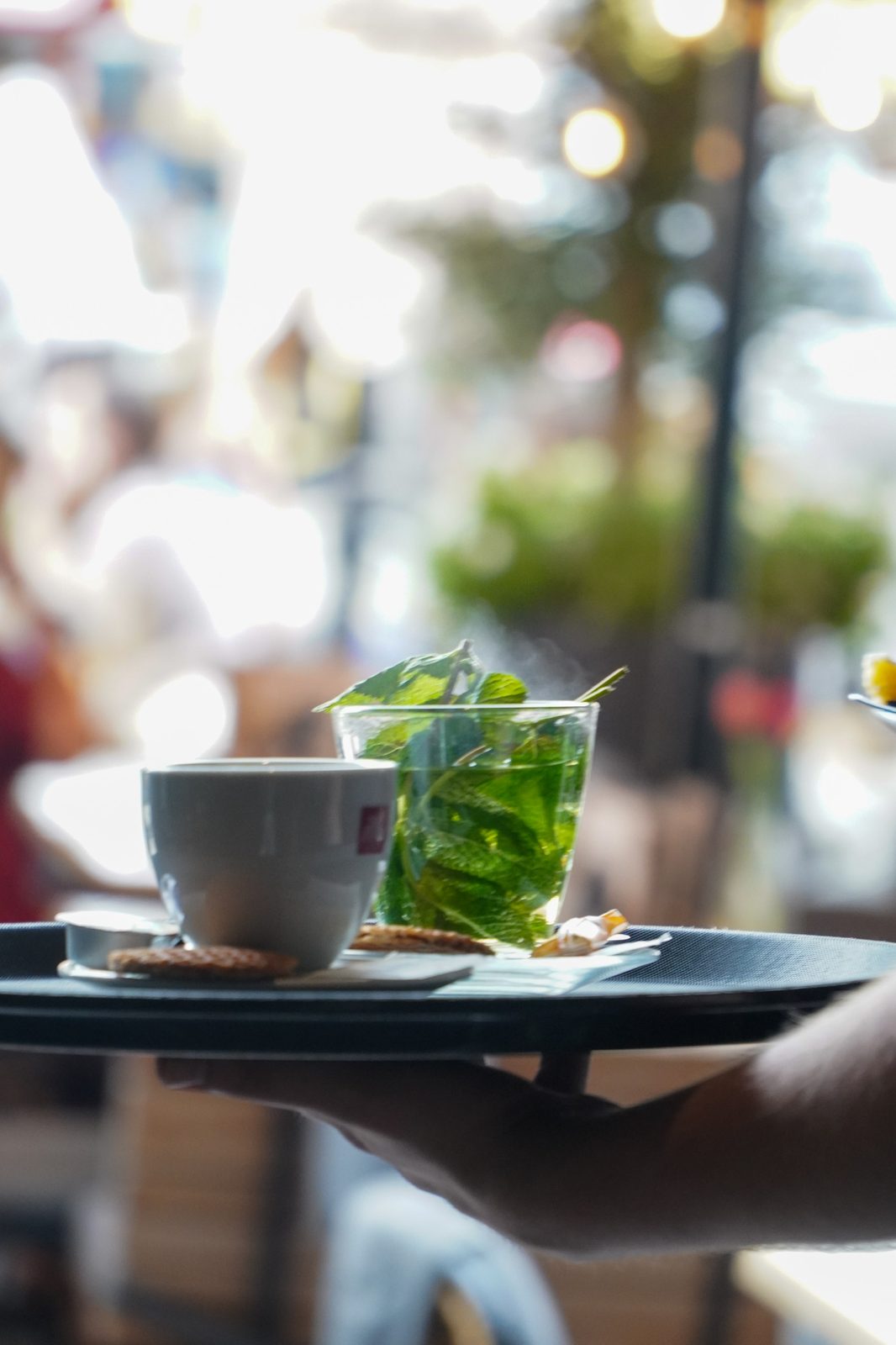 Sfeervolle ochtend op het terras van Gouds Glas, Markt Gouda
